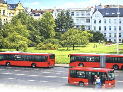 Do roku 2028 se v Budějovicích cestující svezou 27 novými elektrobusy