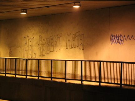 Sprejer ve Strakonicích poničil zeď u frekventované silnice. Policie hledá svědky