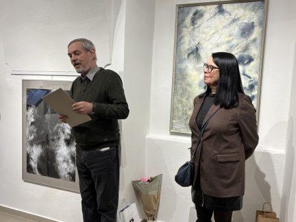 Řeky, říčky, keře a trávy Galiny Fleischmannové. Inspiraci z Kajetína vystavuje v Plané