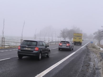 Mlhovky nejsou dekorace. Řada řidičů je používá špatně