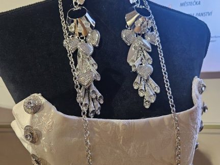 Brokáty, šperky a květiny nejen pro zámeckou paní. Unikátní výstava v Třeboni se dočkala prodloužení