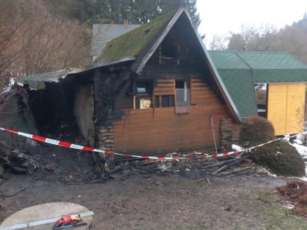 V Sedlci hořela chata v obtížně přístupném terénu