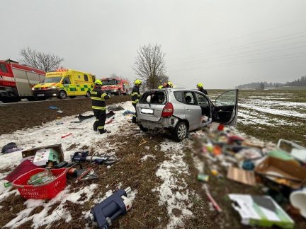 U Kardašovy Řečice se řidička s autem několikrát převrátila přes střechu