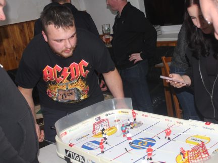 Malá imitace ledové plochy a velká zábava. Tradice stolního hokeje v Branicích trvá už 20 let