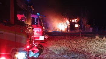 V Husově kolonii v Budějovicích lehla popelem další chata, v Kojakovicích hořelo auto