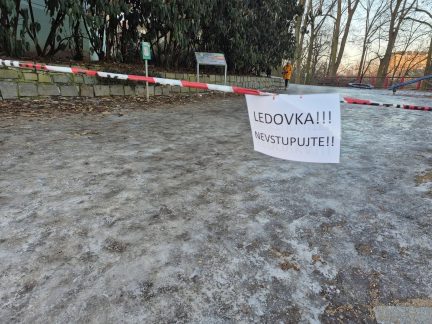 Horní ochoz Holečkových sadů v Táboře pokryla nebezpečná ledovka, město jej muselo uzavřít