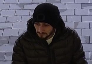 Zloděj ukradl v jindřichohradecké prodejně elektra drahý mobil. Policie pátrá po muži z fotografie