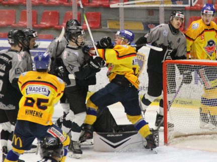 Hokej: Dvojzápas s Vary ukázal v akci vicemistry světa i Lukáše Pecha juniora