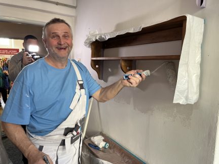 Když řemeslo pomáhá. Mistři i studenti zdarma vymalovali prostory APLA Jižní Čechy v Táboře