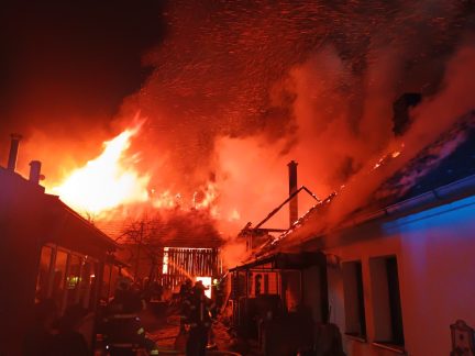 V Ledenicích hořel rodinný dům. Při dalším požáru na Budějovicku se zranil hasič