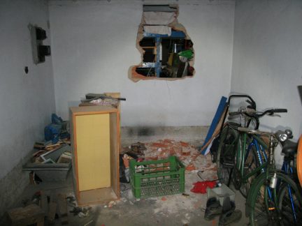 Do garáže v Budějovicích se vloupal zloděj. Uvnitř se pak proboural do další