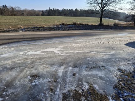 Ledovka u Březí na silnici II/105. Kdo za ni může?