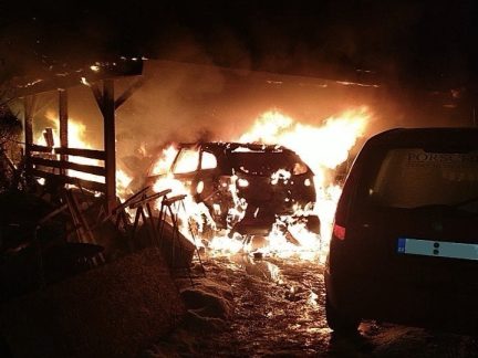 Na Krumlovsku skončilo v plamenech auto pod přístřeškem. Škoda šplhá do stovek tisíc