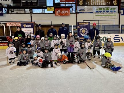 VIDEO: Strakonický led patřil nováčkům. Týden hokeje přilákal 27 dětí