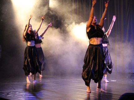 Projekt Kořeny taneční školy Coda a sezimovoústecké zušky vyprodal sál kulturního domu Spektrum rovnou čtyřikrát