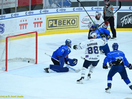 VIDEO: Táborský kapitán Suchánek prožíval na trestné těžké chvíle. Kohouti prohráli s Kolínem na nájezdy