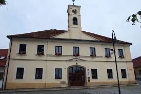 Radomyšl dá čtvrtinu rozpočtu na školství. Stát nesplnil slib, peníze na nepedagogy nepokryl, říká starosta Peterka