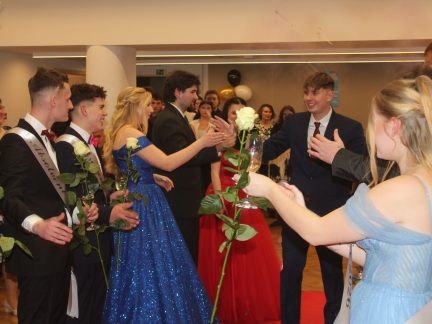 Budoucí truhláři, strojní mechanici a farmáři rozjeli v Milevsku svůj ples