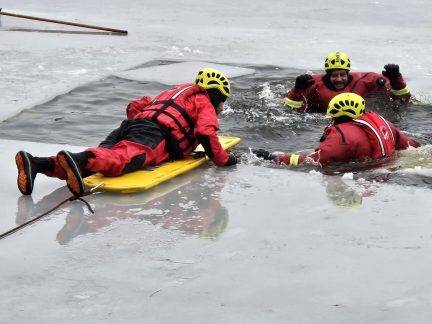Hasiči v Jindřichově Hradci lovili ohrožené z ledového Vajgaru. V rybníku se ocitl i městský politik