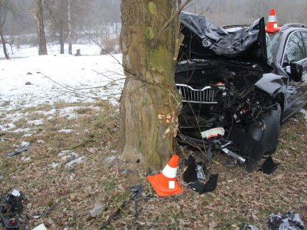 Doplnění k tragické nehodě na Prachaticku: Řidič nebyl připoutaný, jel moc rychle