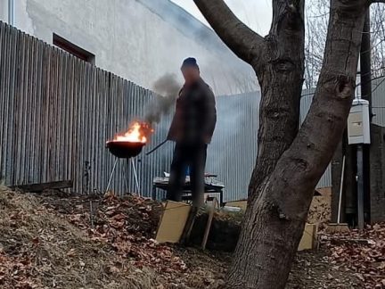 Muž v Táboře opaloval na zahradním grilu izolaci z měděných vodičů