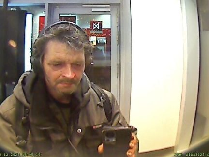 Z bankomatu v Budějovicích vybral 300 tisíc. Policie pátrá po muži ze snímku