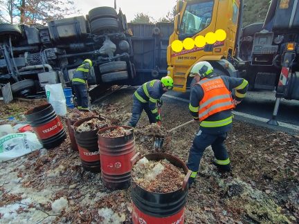 Z nádrží tahače při nehodě na Jindřichohradecku přečerpávali hasiči stovky litrů nafty
