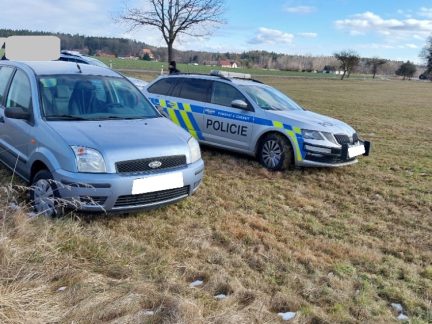 Řidič se pokusil během kontroly ujet policistům. Vytlačili ho ze silnice