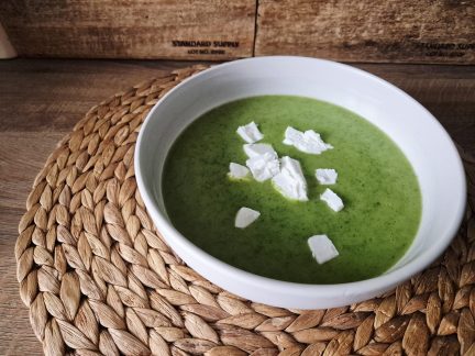 DOBROTY: Krémová rukolová polévka s kozím sýrem