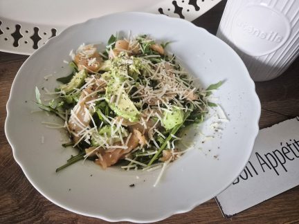 DOBROTY: Salát z rukoly s avokádem a uzeným lososem