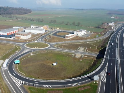 Novou dálnici D4 loni využilo 5,7 milionu šoférů. Dispečeři rozpoznali na kamerách řidiče s infarktem