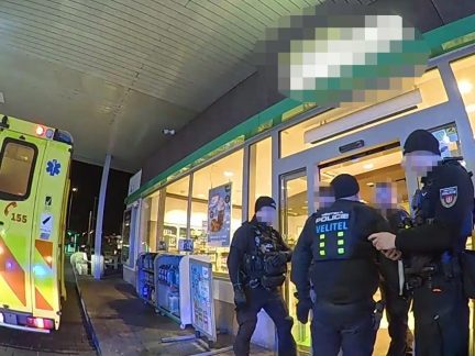 Zásah na benzině v Budějovicích: Zmatený zákazník šeptající do ucha obsluhy i kolabující žena