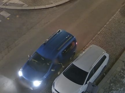 VIDEO: Naštvaný řidič v Táboře urazil zrcátko druhého auta