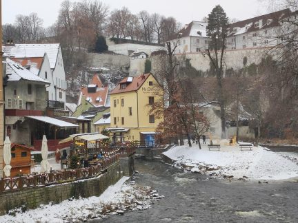 Bus stopy pro vystoupení turistů z autobusů se v Českém Krumlově osvědčily. Počty nejsou na před