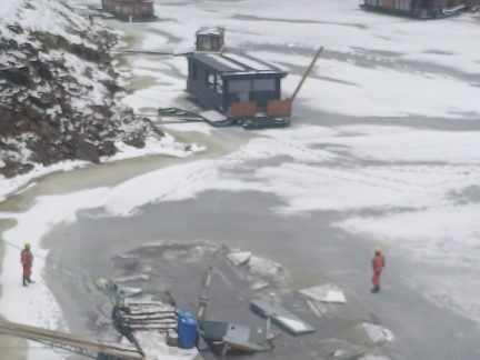 Nedaleko Jickovic se potopil hausbot. Hasiči s potápěči ho vyprošťují od pátečního odpoledne