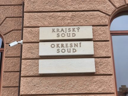 Týnskou radnici vyjde neoprávněné vyhození zaměstnankyň draho. Tajemnici město odškodnilo, s referentkou teď prohrálo soud