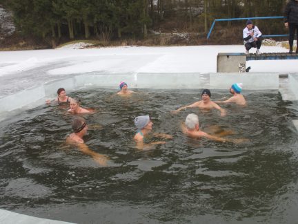 Rekordní účast na Dražickém máčení. Otužilcům počasí přálo