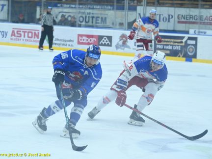 VIDEO: Hokejisté Tábora srazili poslední Porubu ve druhé třetině. Kohouti se drží v šestce pro čtvrtfinále