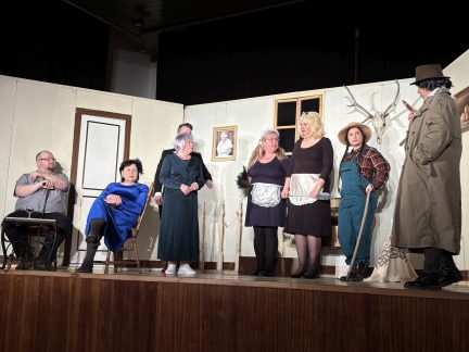 Růžový Ptakopysk zmizel v Chotovinách. Naštěstí jen v divadelní komedii