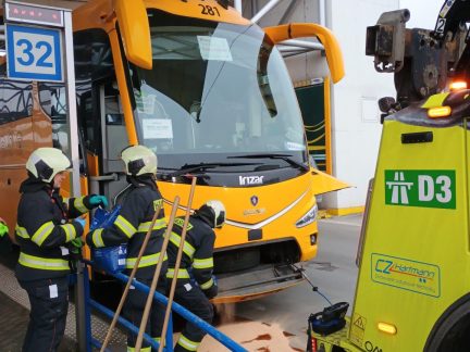 Hasiči zasahovali na budějovickém nádraží. Z autobusu vytekl olej