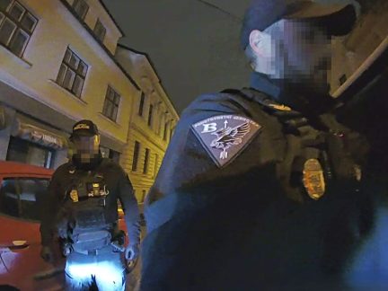 Z večírku šel muž úplně namol. Cestou domů skočil před auto budějovickým strážníků