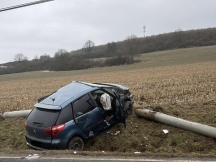 Tragická nehoda u Kestřan. Mladá řidička narazila s autem do sloupu, na místě zemřela