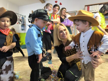 Video: V Milísku se z dětí stávají hrdinové i princezny