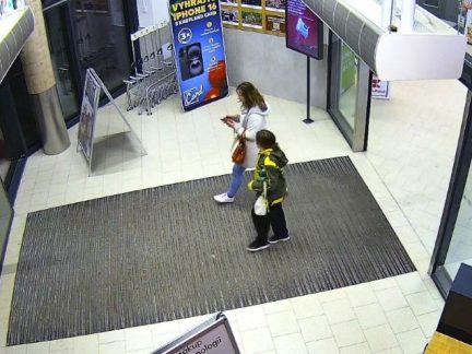 Řidička u obchodu ve Veselí nabourala jiné auto a ujela. Policie hledá ženu ze snímku a další svědky