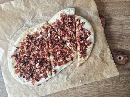 DOBROTY: Jednoduchá alsaská klasika se slaninou a cibulí