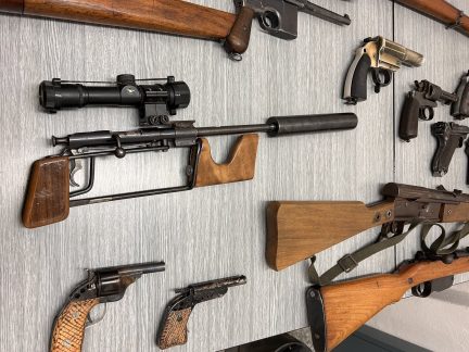 Jihočeši odevzdali během zbraňové amnestie kopii zbraně filmového Šakala i unikátní kousky