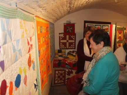 Patchwork se tvoří srdcem, shodují se ženy vystavující v milevské Galerii M