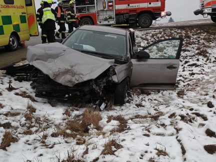 Vážná nehoda u Třebětic na Jindřichohradecku. Hasiči vyprošťovali dvě zraněné osoby