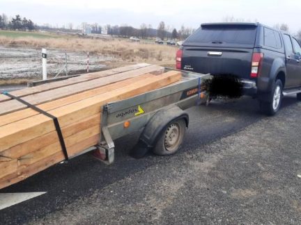 Řidič s károu naloženou dřevem jel po dálnici D3 v protisměru