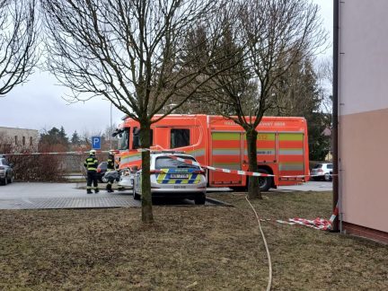 Před ordinací v Českých Budějovicích bylo podezřelé zavazadlo. Zasahují policisté i hasiči